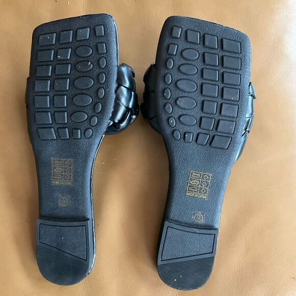 Black Puffy Braided Square Toe slides, 9
Totally on trend! - Picture 5 of 7